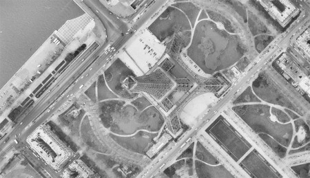 La tour Eiffel vue du ciel en 1970
